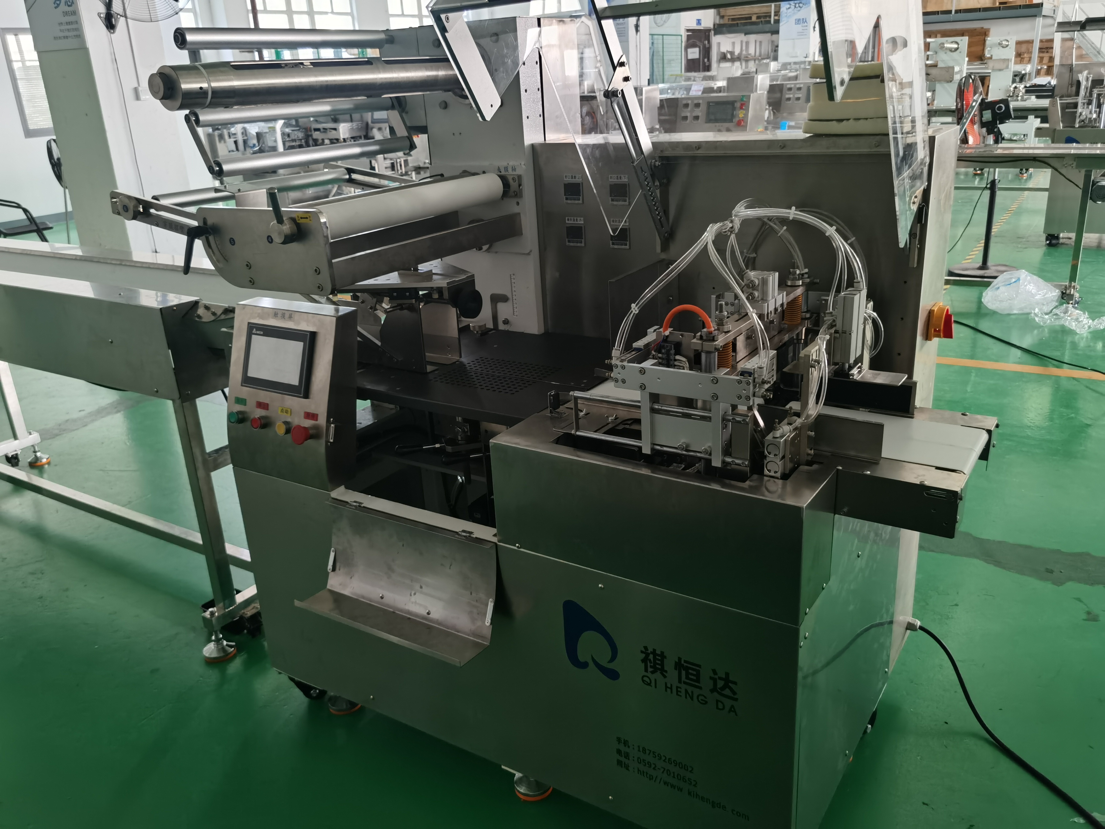 全自动10公斤大米真空包装机视频,420型全自动连续拉伸膜真空包装机