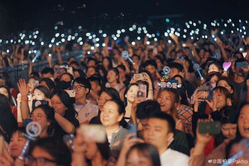 周柏豪洗白港独质疑,内地开演唱会晒粉丝留言纸︰都会好好收藏
