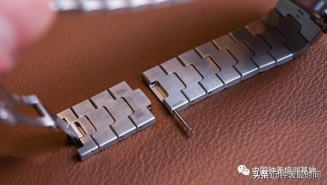 橡胶表带会越戴越松,金属表带3节松4节紧
