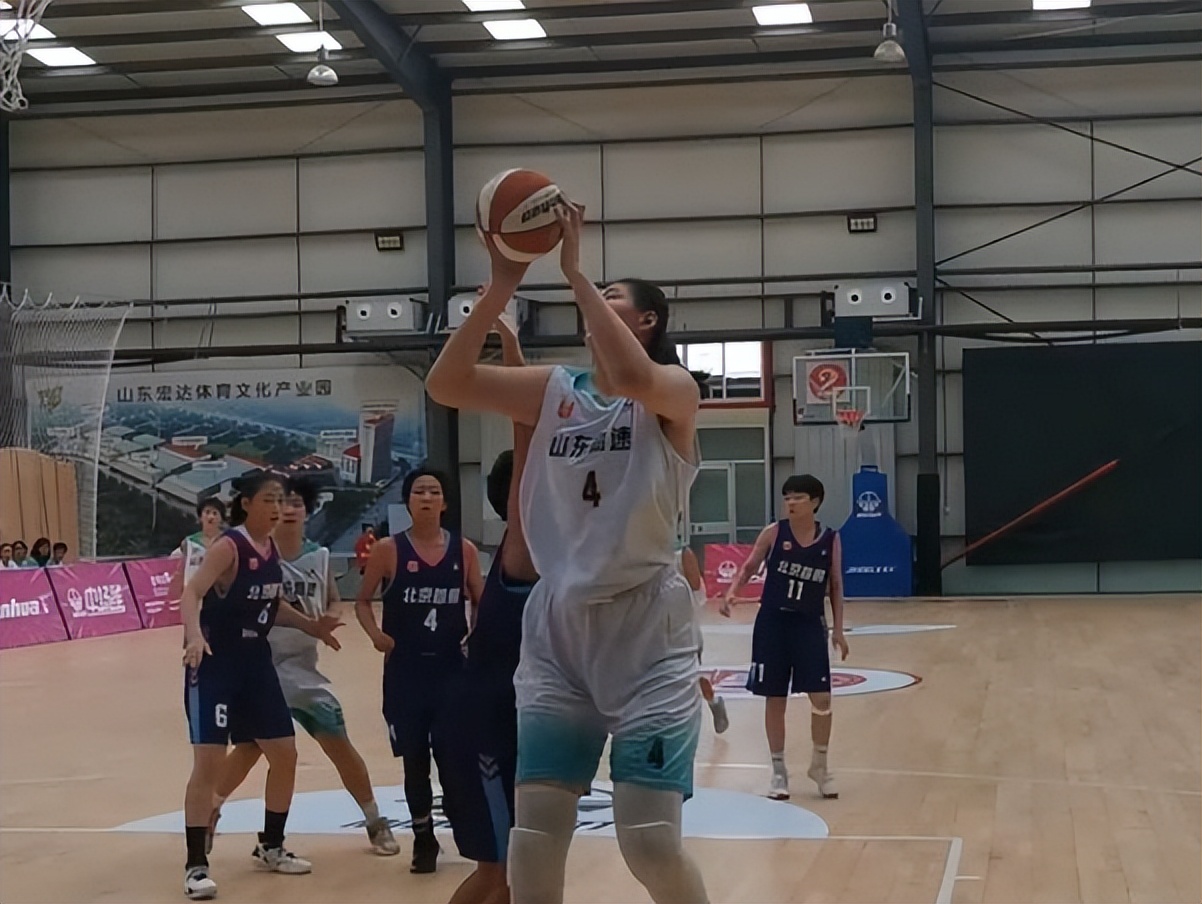 2米27的张子宇20分,中国女篮新星张子宇脚多大