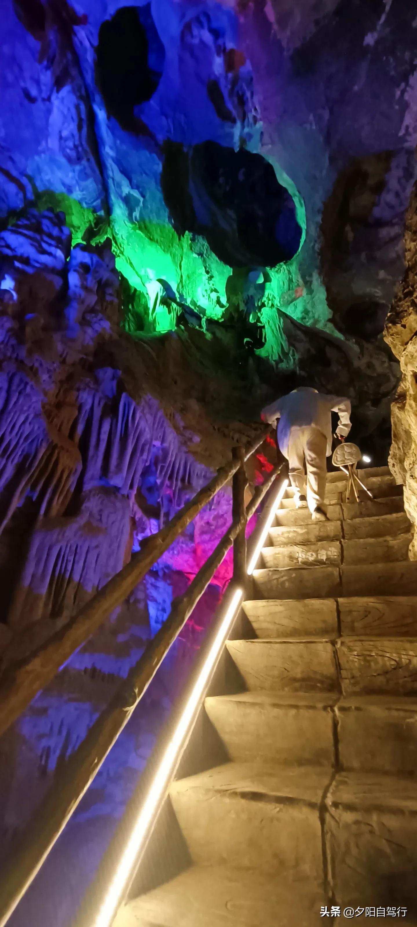 钻进钱眼图片,柞水溶洞之时光隧道