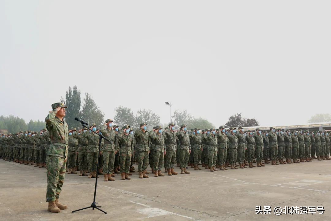敬礼鲜艳的五星红旗,鲜艳五星红旗下敬礼视频