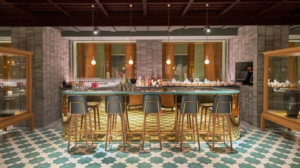 配备一星米其林黑珍珠餐厅,比米其林黑珍珠高端的餐厅