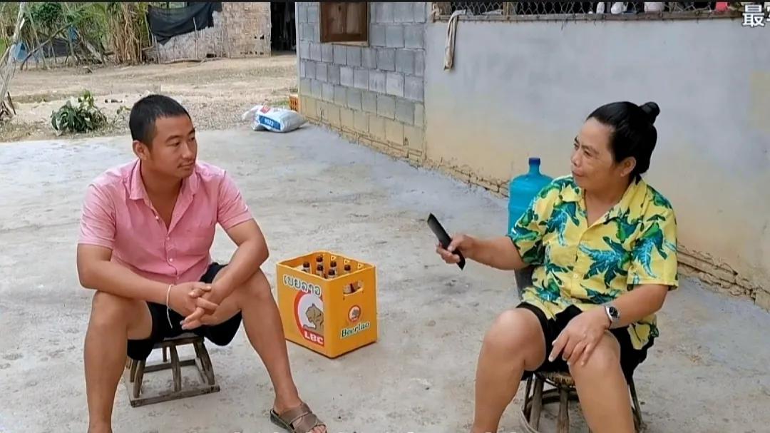 老挝媳妇小依和阿彪在老挝视频,老挝媳妇小依给婆婆送黄金
