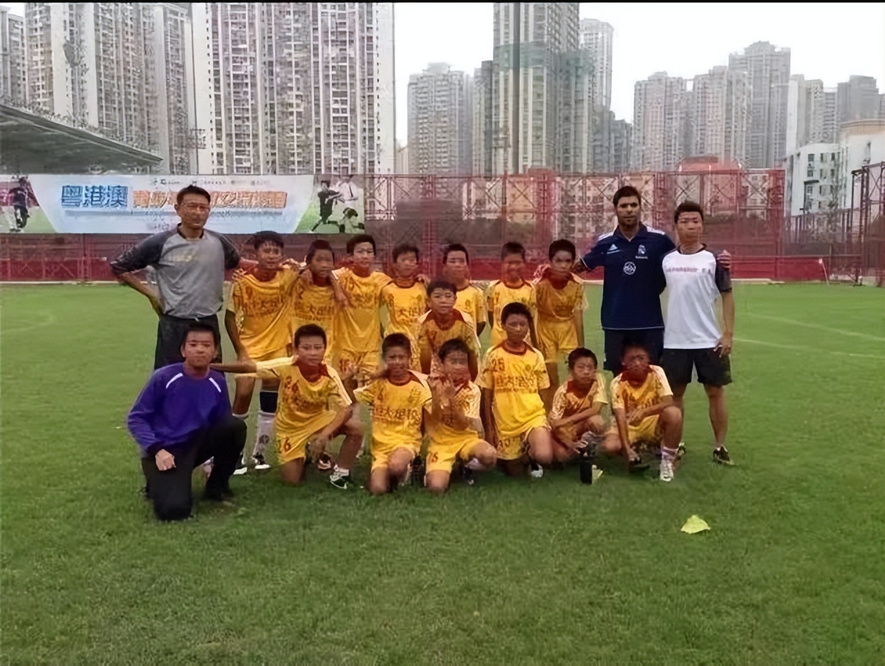 足球少年一路前行,足球少年逆风而行