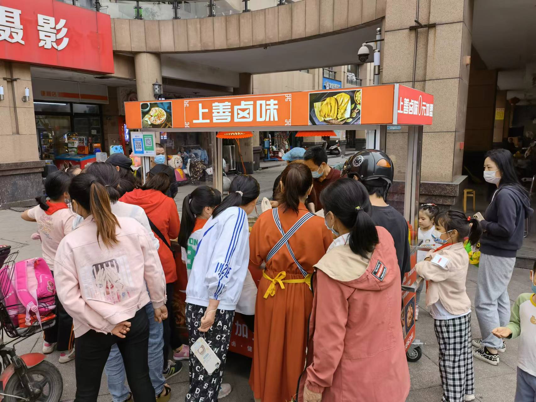 加盟卤味店靠谱吗,为什么这么多人加盟零食店