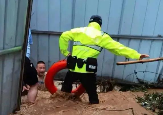 商州公安守护万家平安,守护万家团圆中秋节警察