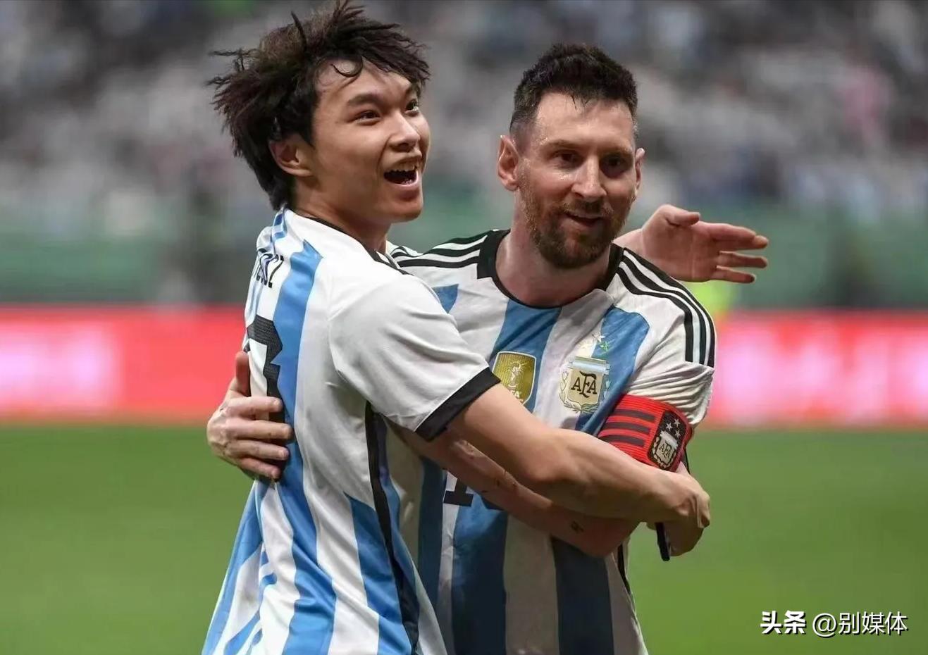 梅西球迷冲进球场这像极了爱情,梅西的球迷什么反应