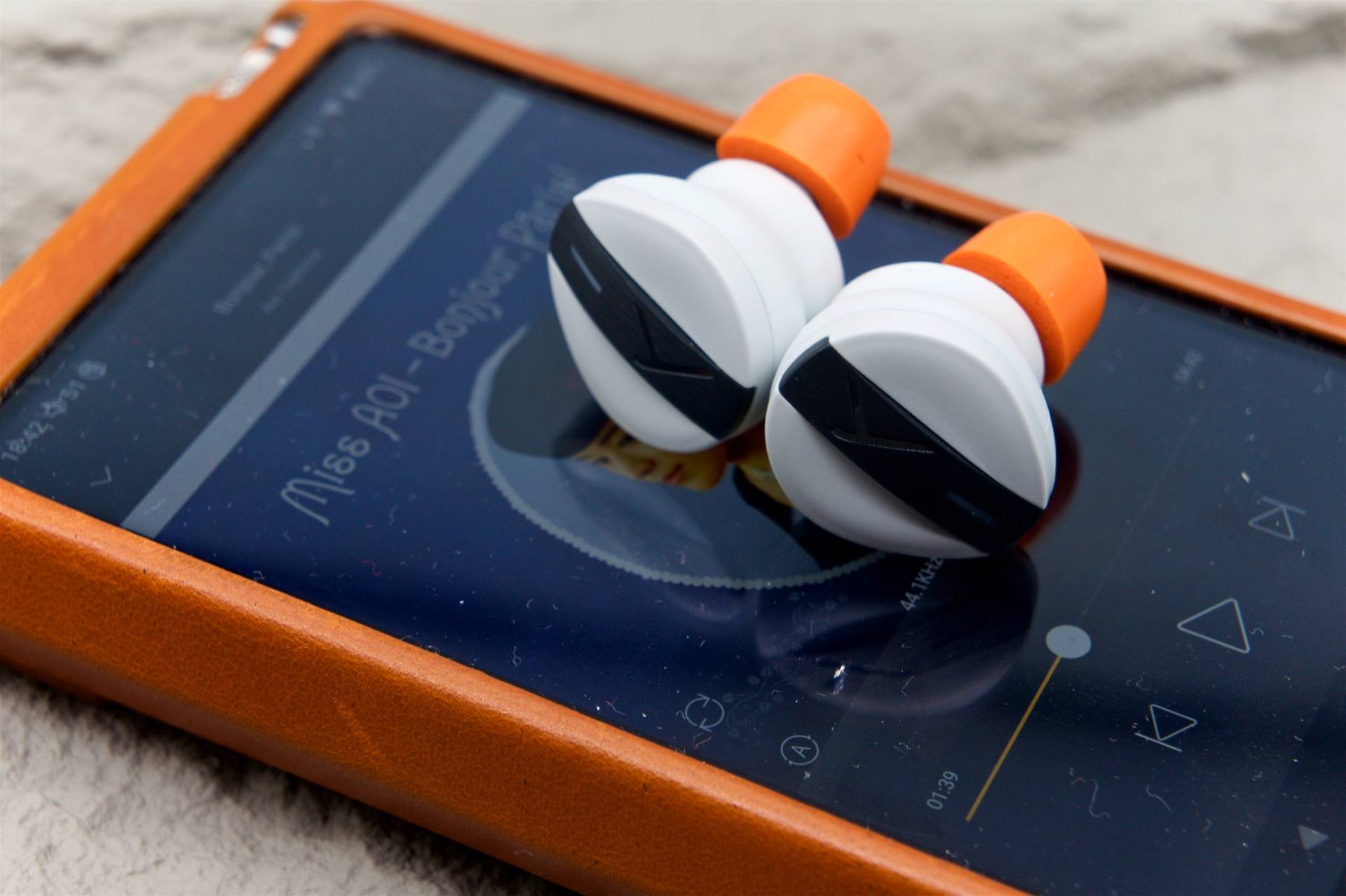 HiFi真无线耳机大乱斗！拜雅、舒尔、声阔、BW参战