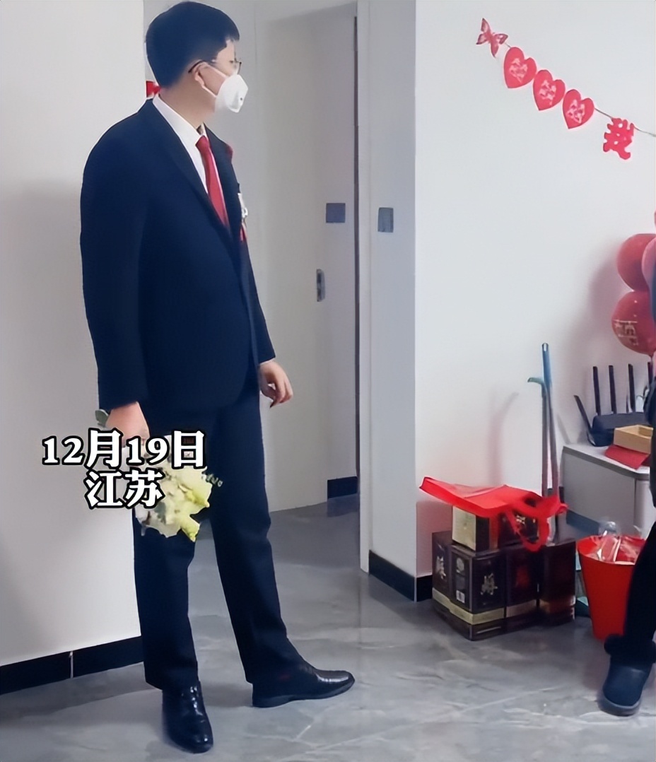 结婚当天新娘在婚房里和伴郎接亲,婚礼当天新郎竟然不来接亲