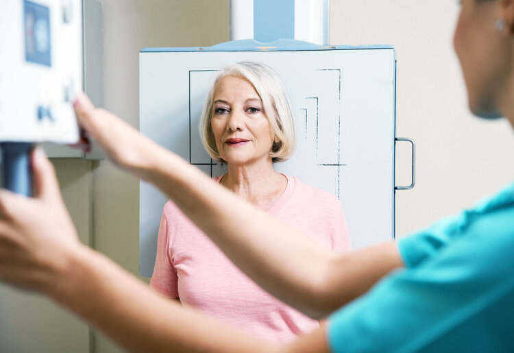 女子刷牙不小心把牙刷咽下去了,女子刷牙时牙刷滑进胃里