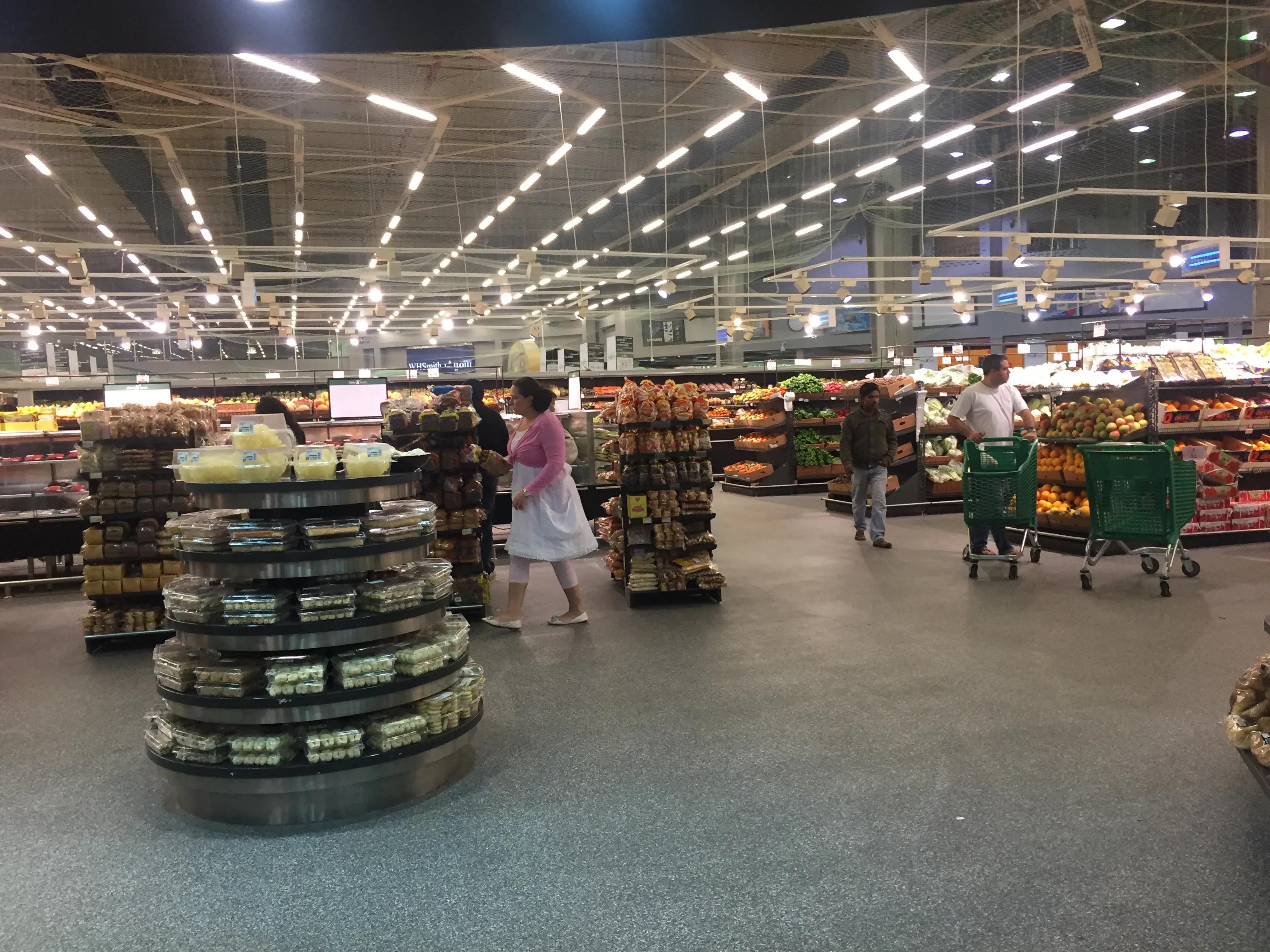 真实的卡塔尔长这样，一半沙漠一半海水