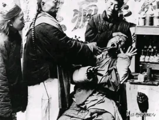 侵华日军残酷*行暴**，女子为活命脱下衣服让日本人拍摄，*辱侮**至死