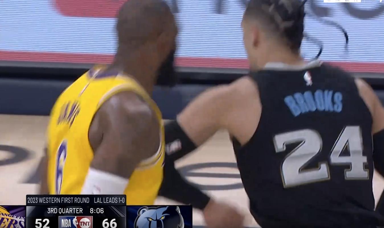 团结!狄龙挑衅詹皇,湖人替补席窜出4人维护大哥,连教练都上了