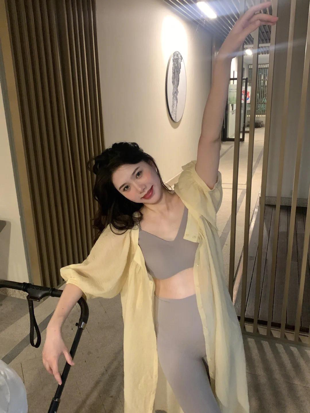 露肚子孕妈装,孕期露肚穿搭