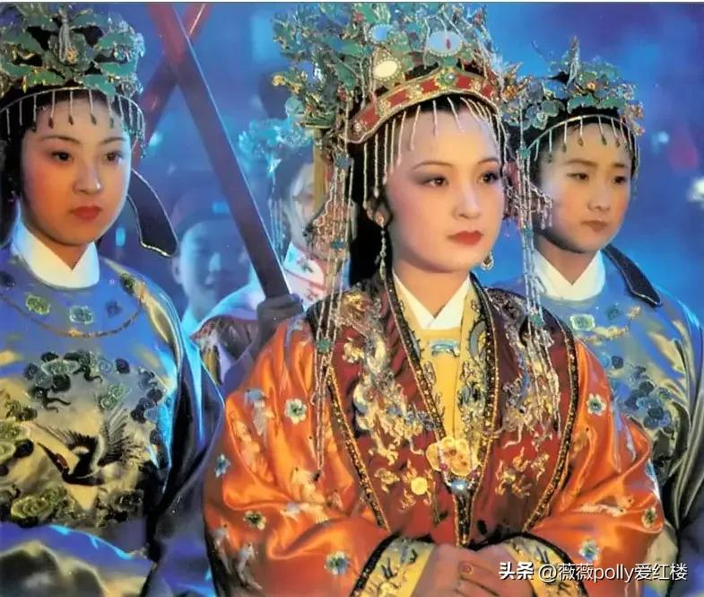 试猜薛宝琴精巧的元宵灯谜，谜底终不过是柴米油盐，内涵全是悲剧