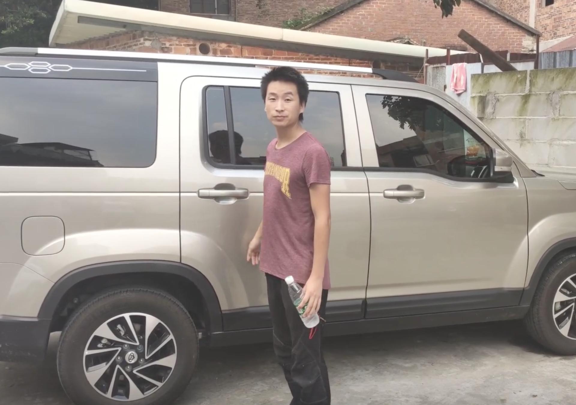 90后小伙做跨境电商卖服装,做服装批发生意一年能挣多少钱