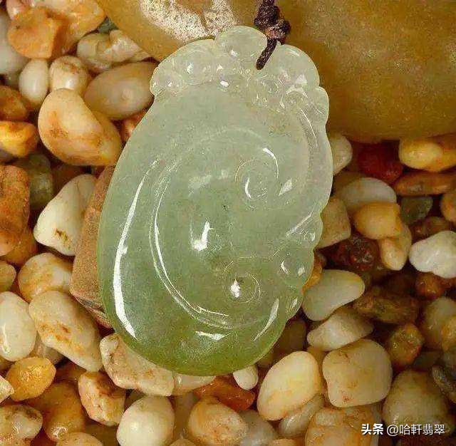 翡翠戴着变黄了是怎么回事,翡翠戴着戴着就变黄了是怎么回事