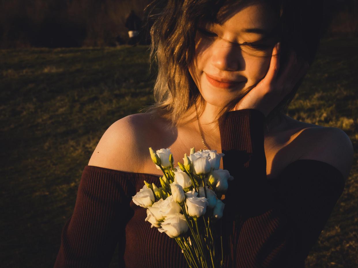 为什么喜欢盯着自己的脸看,为什么喜欢摸自己的脸