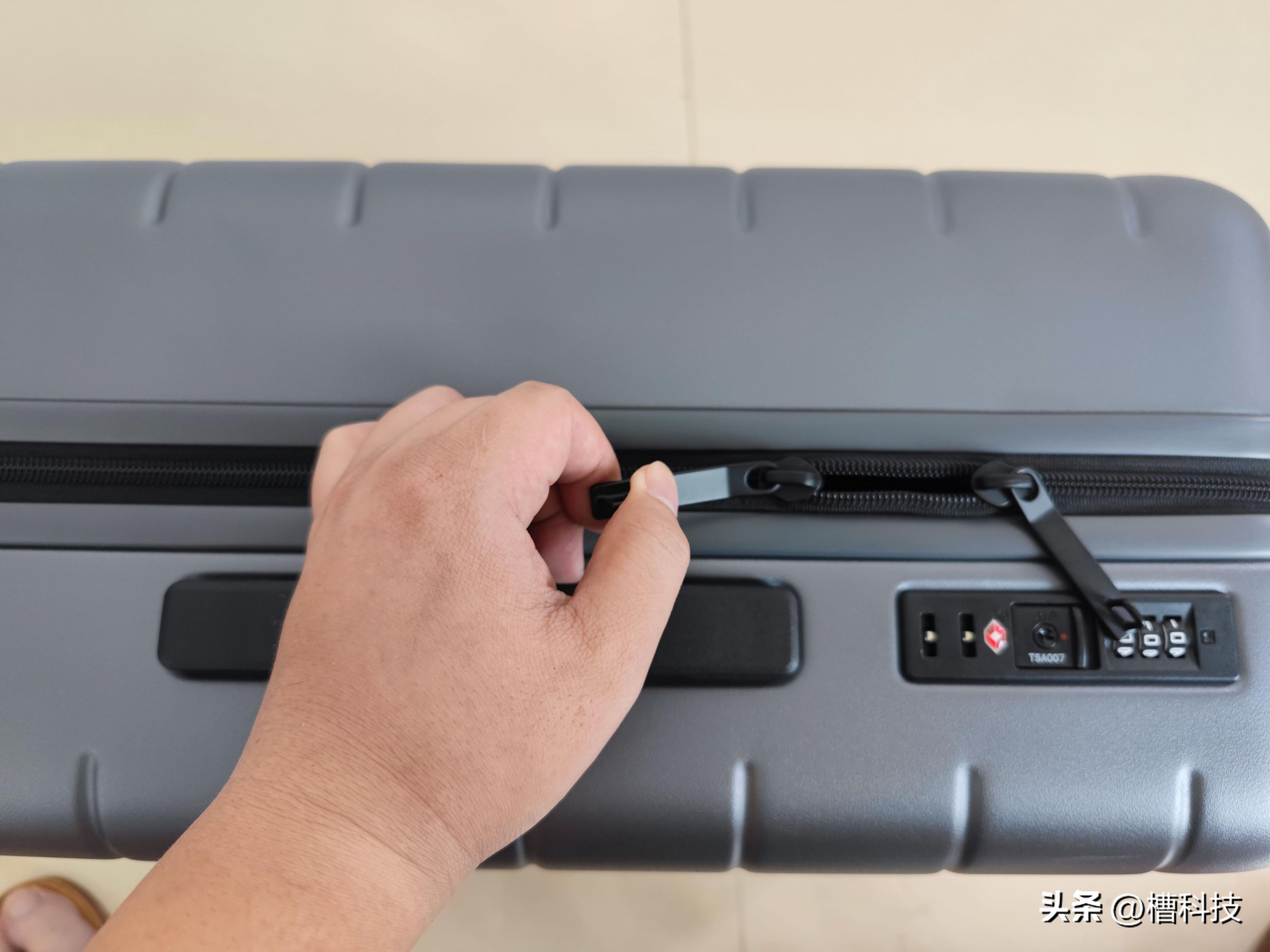 米家拉杆箱体验：旅行中的好伙伴，闲暇时的小桌台