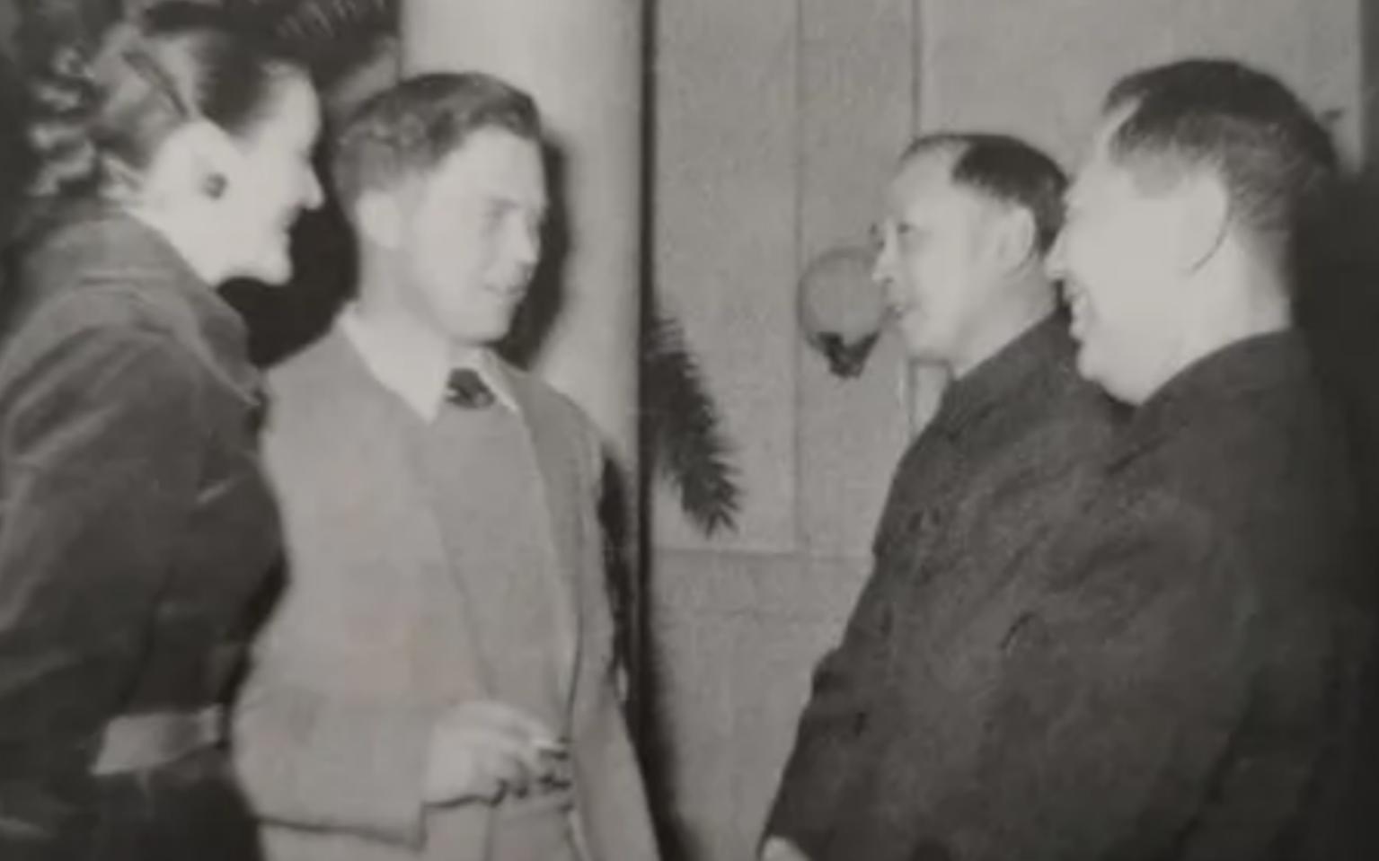 1955年钱学森回国，毛*东泽**紧握他的手：听说美国人把你当五个师呢