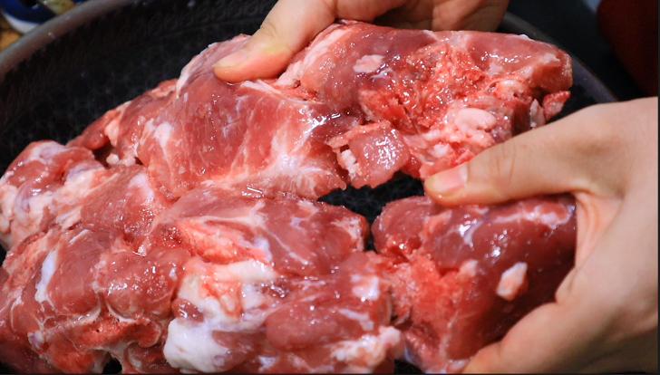 冷冻肉怎么解冻不影响口感,解冻肉切记不要直接用水泡