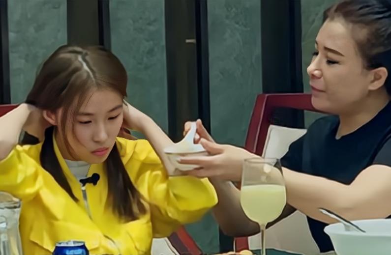 16岁富家女喂饭3年后现状,辽宁16岁女孩需要人喂饭