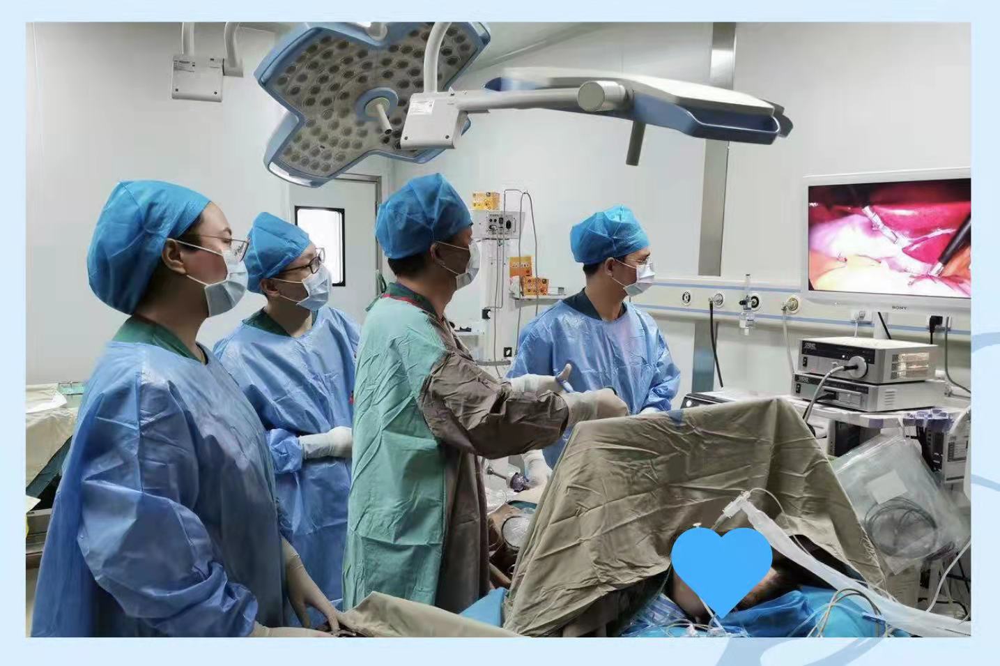 巧从患者肚脐打孔，一次为完成两台“无痕”手术