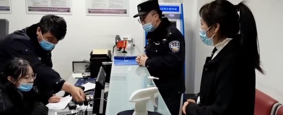 藏族女孩19岁跟男友私奔，因没身份证，遭家暴后等了20年才回到家