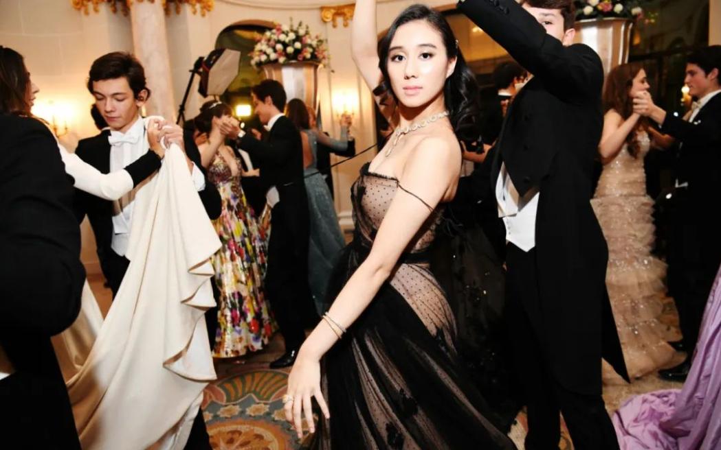 梁安琪何超欣逛街,梁安琪何超欣豪宅