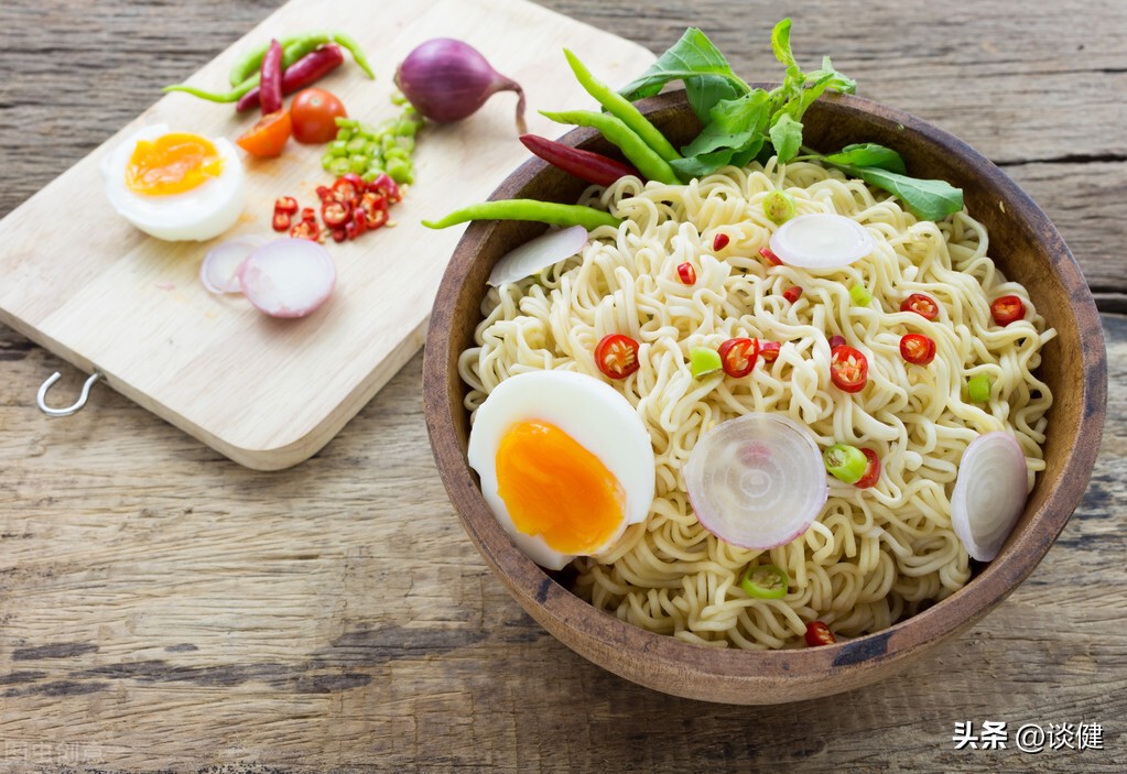 吃泡面的真正危害是什么,长期吃泡面会有什么害处呢