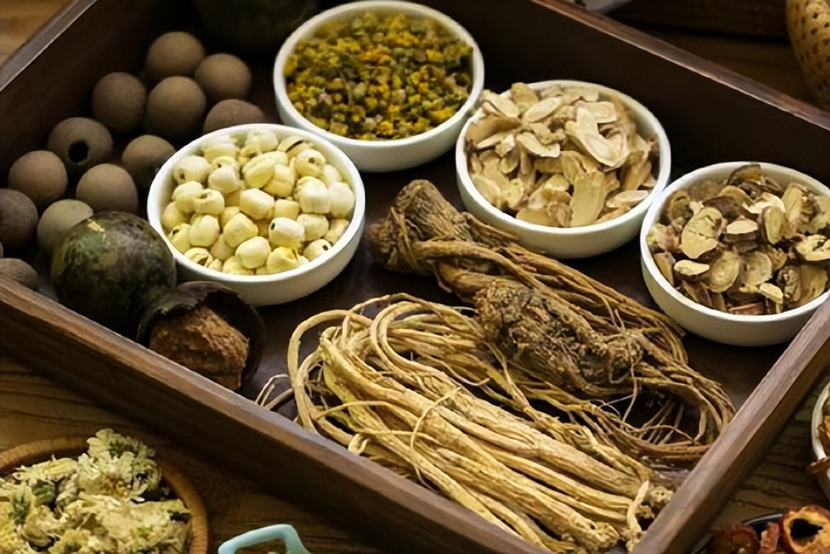 小肠湿热下注有什么表现,舌苔厚腻是湿热下注的表现吗