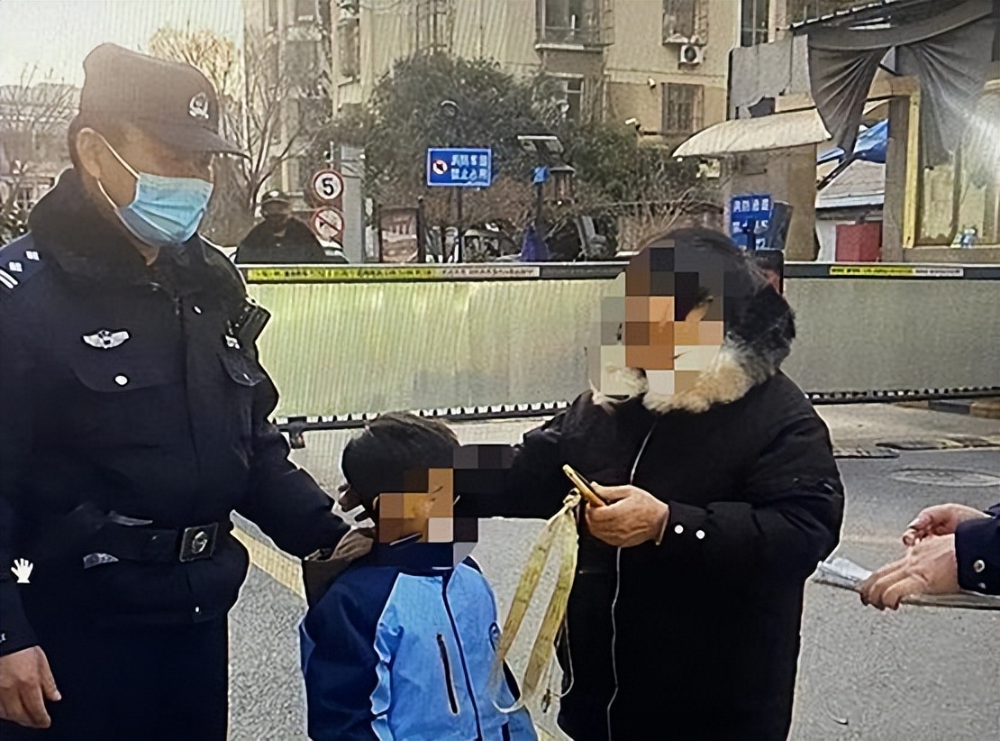 奶奶误把白酒当水给孙子喝,奶奶误把酒装进水杯