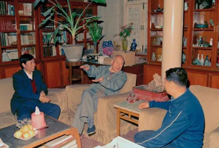 他1978年被调至北京，对*国锋华**抱怨：我到天津屁股还没坐稳