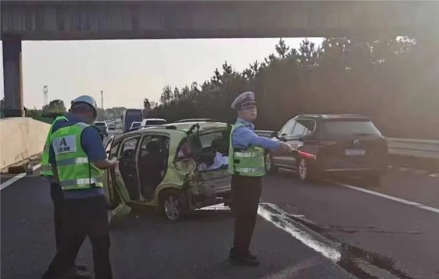 高速上爆胎交通事故,高速轿车爆胎事故