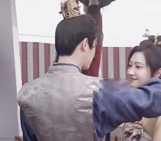 许凯被要求给景甜戴发簪，走近那一刻，一个腻歪一个羞涩