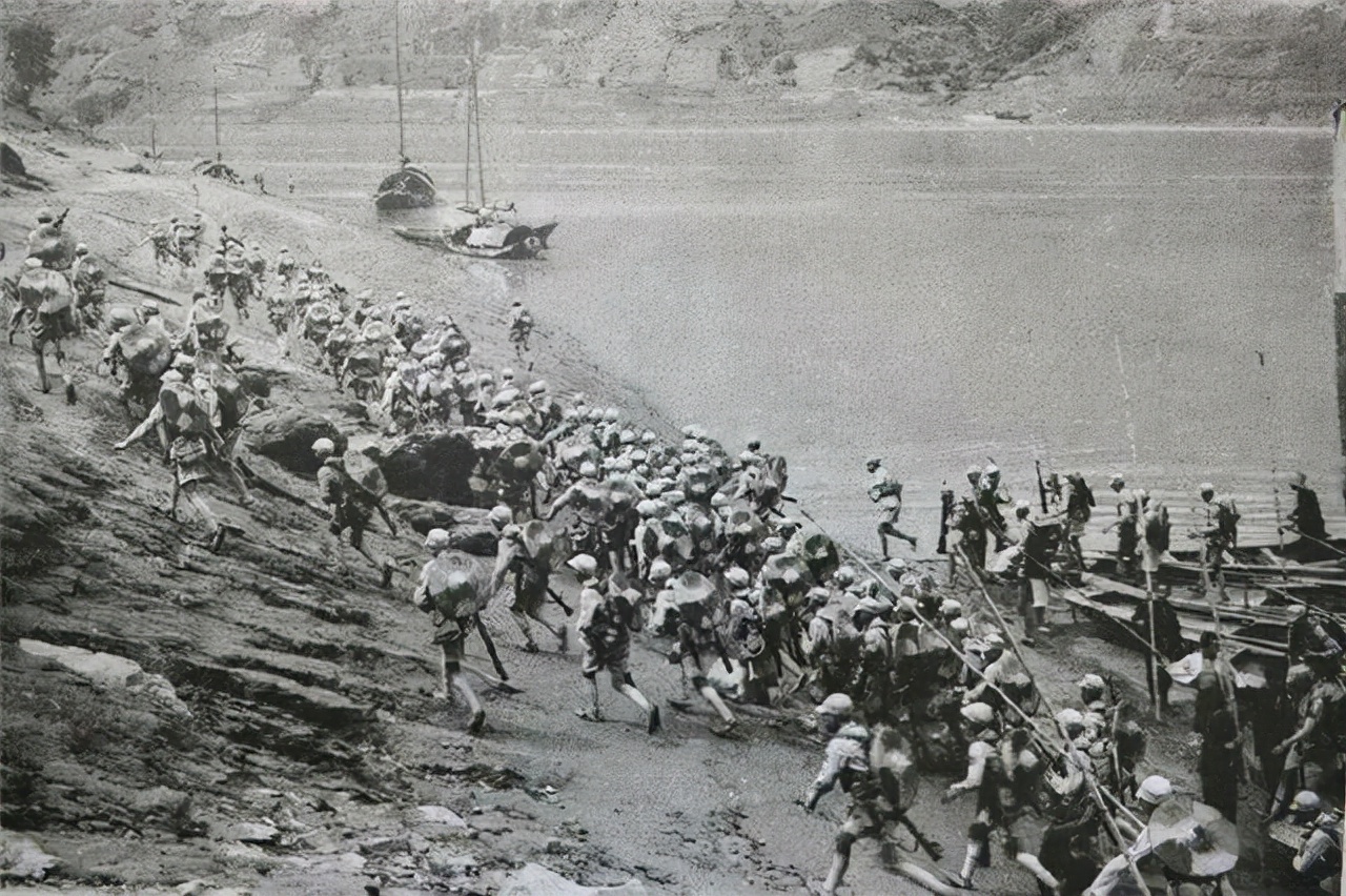 新四军战士腹背受敌,腹背受敌的新四军