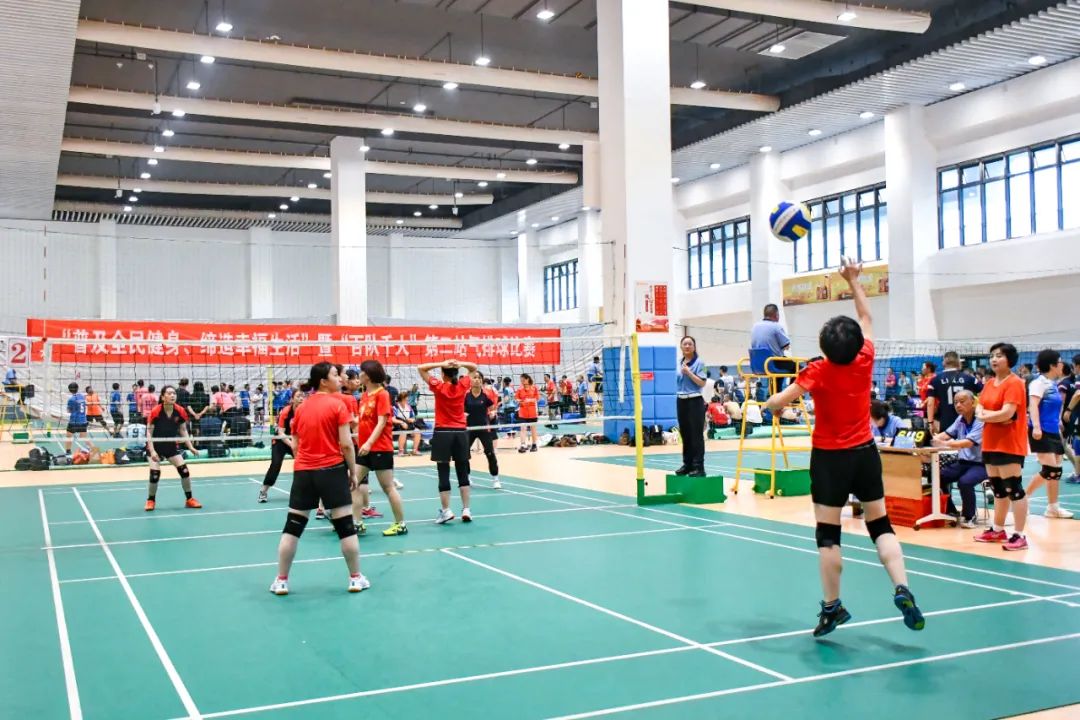 我区举办气排球比赛,百人排球赛