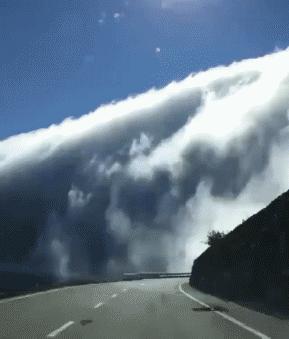 下雪天摔跤容易摔倒哪,下雪地上好滑大家注意安全