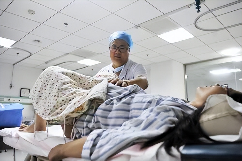 17岁女孩顺产太用力，喷男医生一身屎尿，她说再也不想生孩子了！