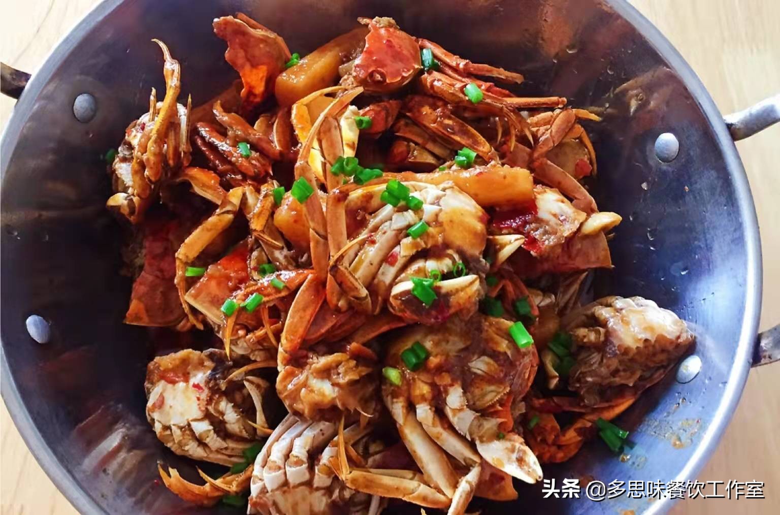 鲜香螃蟹拌面条,螃蟹烧杂鱼鲜香可口