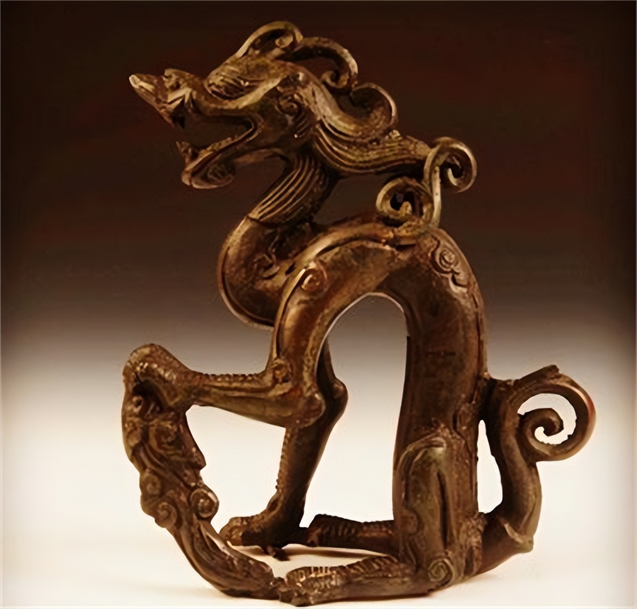 老汉遗址挖出青铜龙,老汉挖地挖出来了铜龙