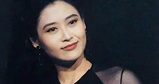 混在娱乐圈的日子“性感女神”瞬间名声大噪！全裸出镜后，她成