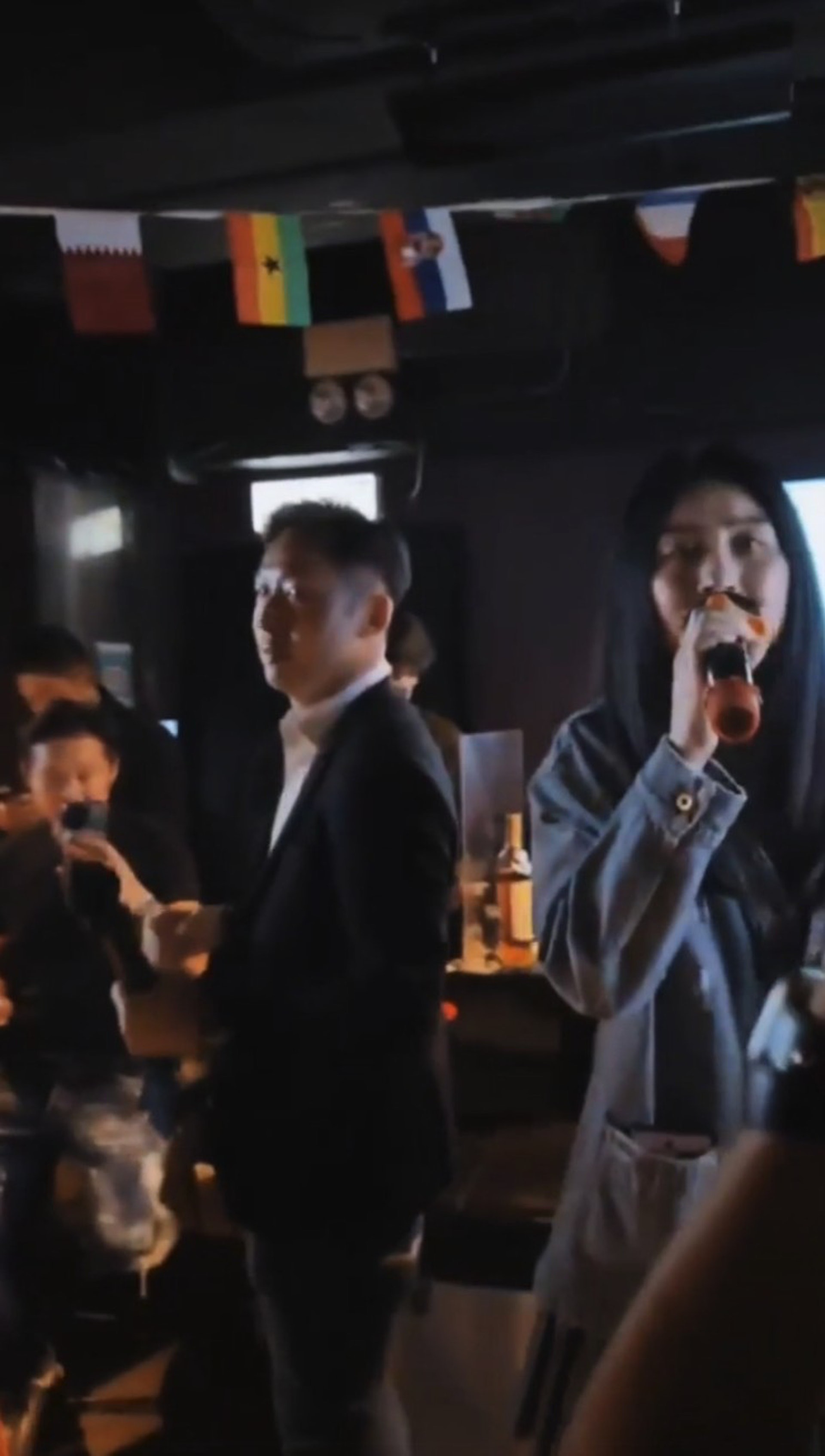 50岁陈慧琳现身酒吧,陈慧琳近照短裙配丝带鞋