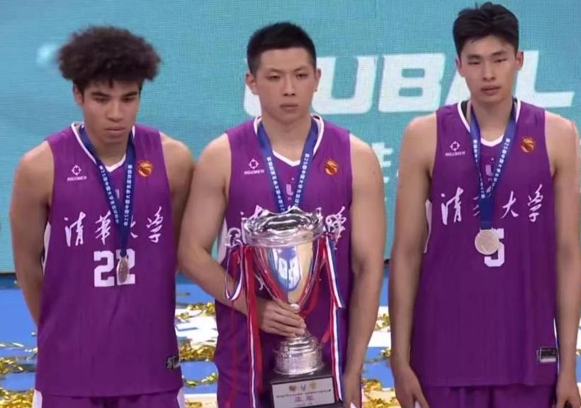 输不起就别玩!清华球队输球后全程黑脸,连奖杯都拿得不情不愿