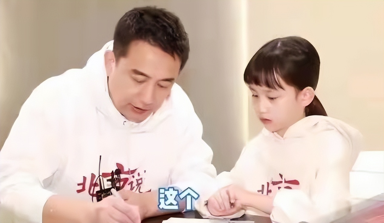 黄磊女儿多多刘海,黄磊小女儿才6岁高贵气质初显