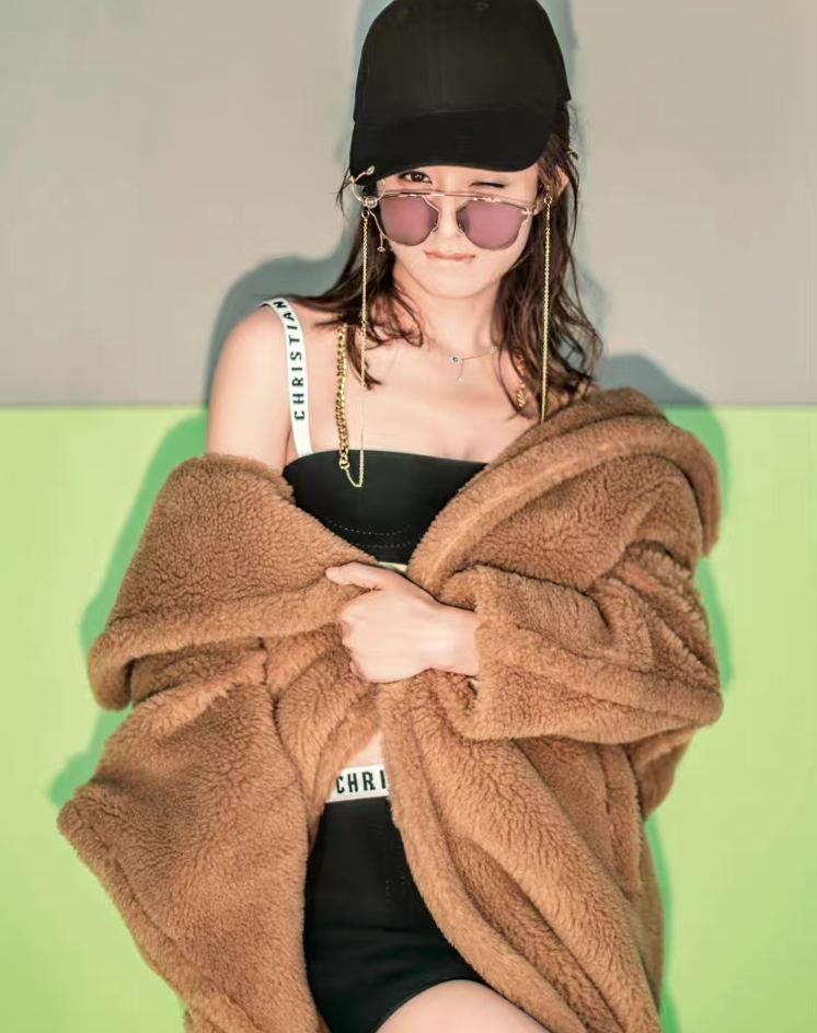 赵丽颖机场大衣,赵丽颖黑色带帽衣服