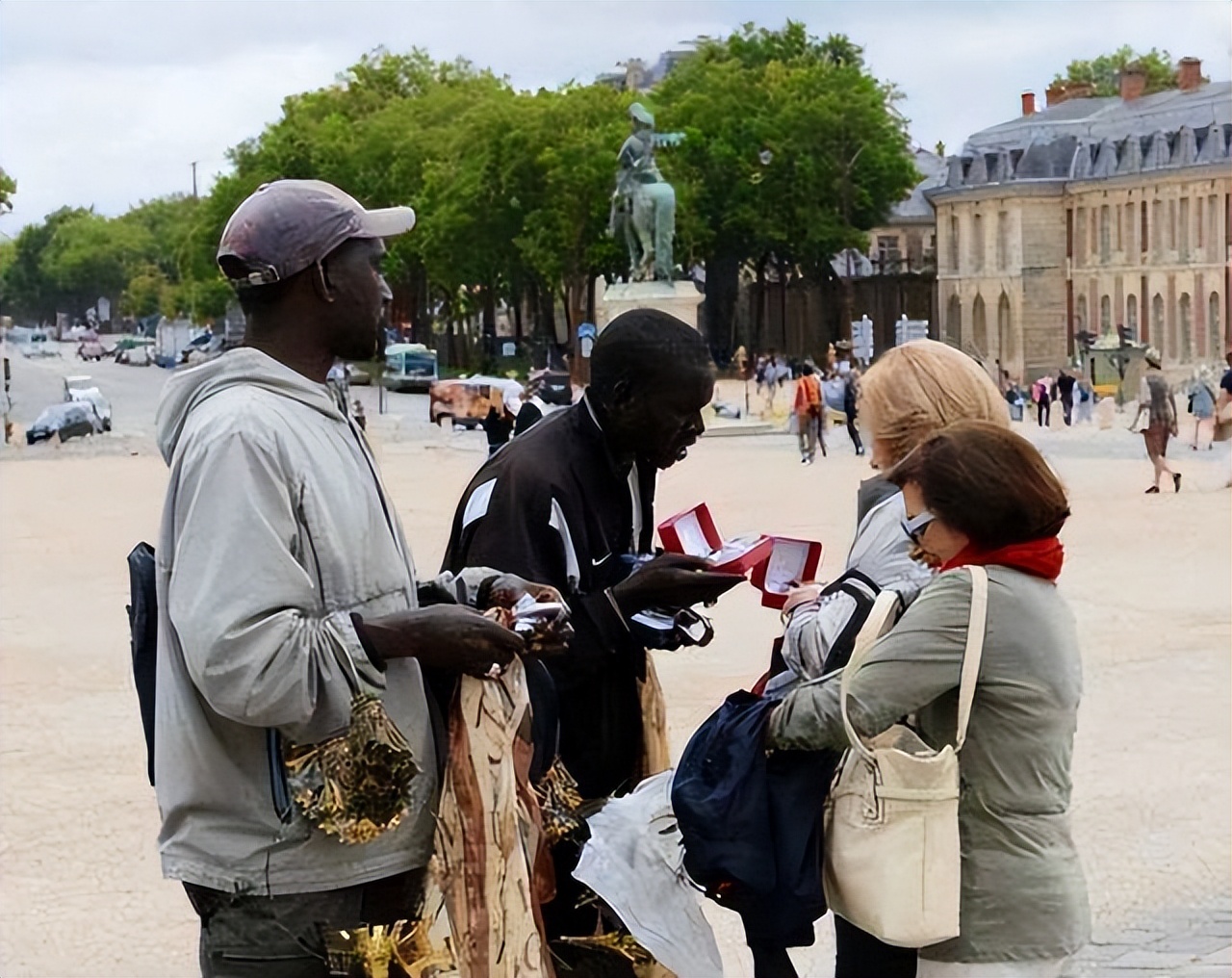 法国男足在卡塔尔的下机照火了：全是黑人，以为非洲球队来了