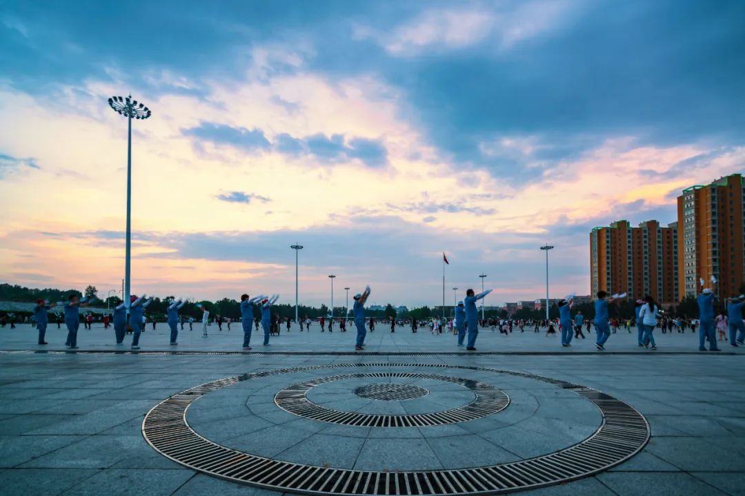 鹤岗乌托邦别墅地址,鹤岗乌托邦烤羊腿南山店