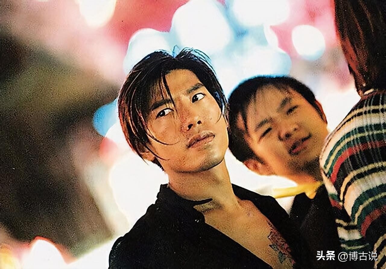 张耀扬带女友现身,张耀扬和富婆唱歌